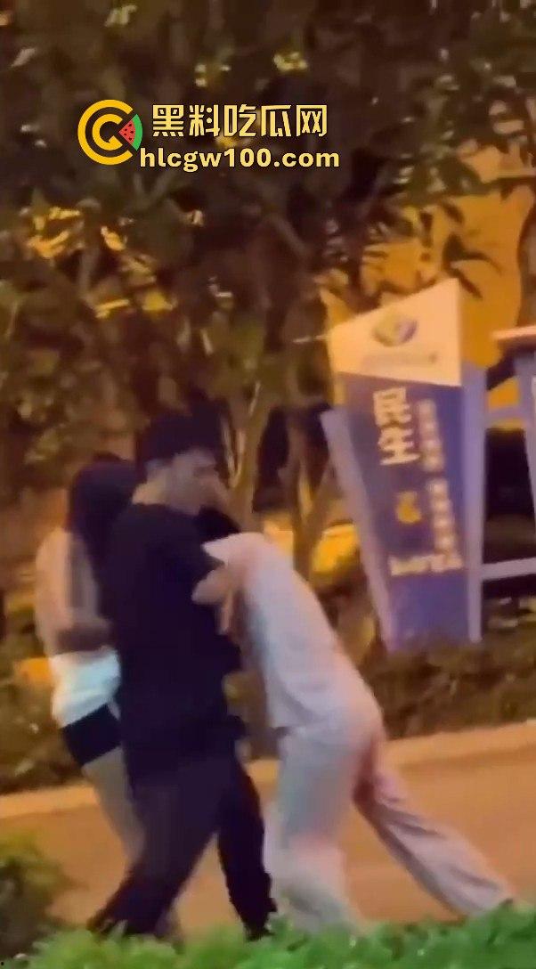 正宫当街殴打小三，边骂边动手暴力输出，女人间的撕逼毫不逊色男人！！-6