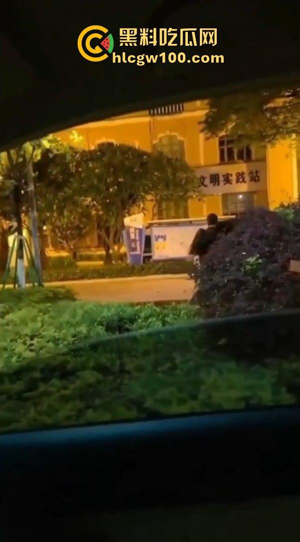 正宫当街殴打小三，边骂边动手暴力输出，女人间的撕逼毫不逊色男人！！-8