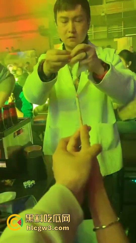 酒吧魔术大神硬核助攻！一张纸变出避孕套，妹子羞得脸红，男子笑得硬了今晚稳了！-4