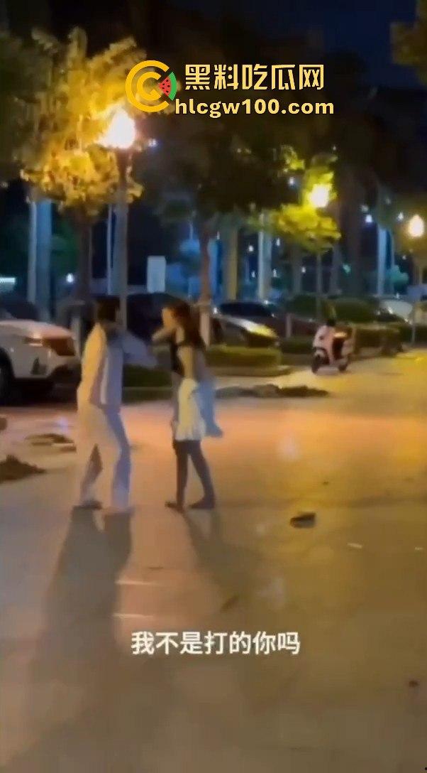 正宫当街殴打小三，边骂边动手暴力输出，女人间的撕逼毫不逊色男人！！-10