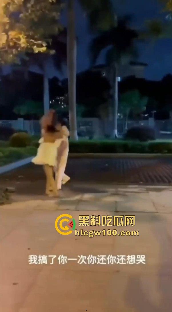 正宫当街殴打小三，边骂边动手暴力输出，女人间的撕逼毫不逊色男人！！-11