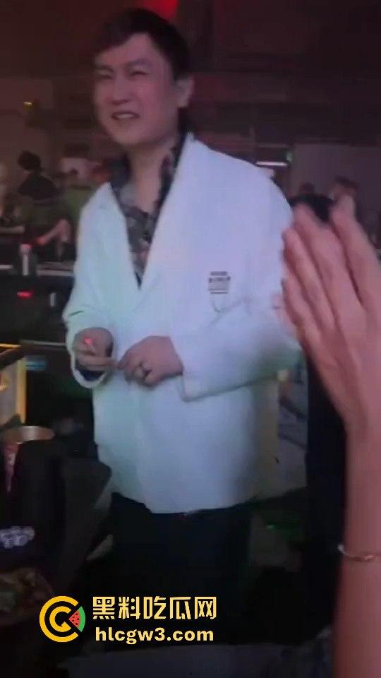 酒吧魔术大神硬核助攻！一张纸变出避孕套，妹子羞得脸红，男子笑得硬了今晚稳了！-7