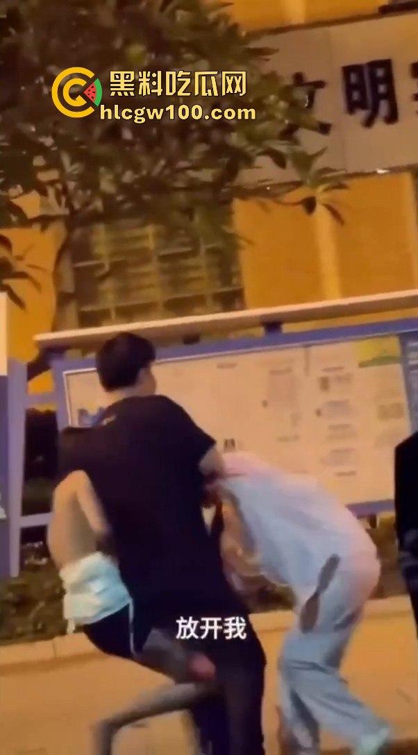 正宫当街殴打小三，边骂边动手暴力输出，女人间的撕逼毫不逊色男人！！-12