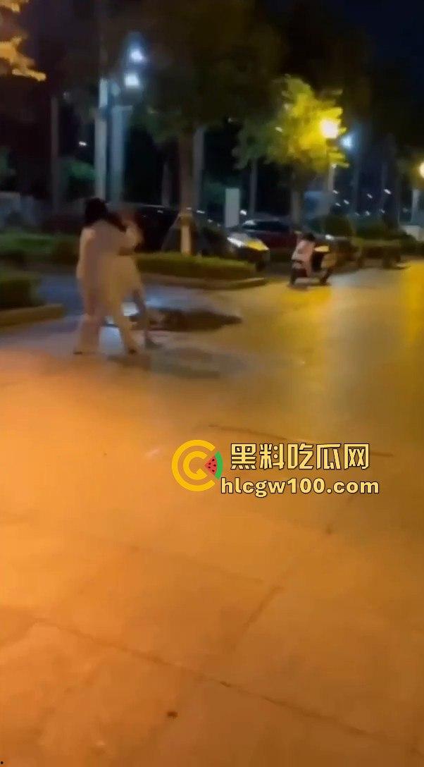 正宫当街殴打小三，边骂边动手暴力输出，女人间的撕逼毫不逊色男人！！-15