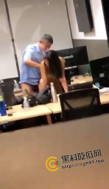 FBI不止会打枪 更会打炮！纽约警察局内女警员和上司办公司打炮 女人表情真享受啊 偷拍视频流出-5