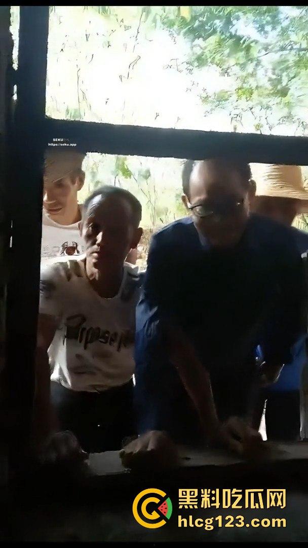 村里来了个黑人，大爷们竟然让痴呆女去陪操！破屋里全程直播，跟看真人重口味A片一样！-4