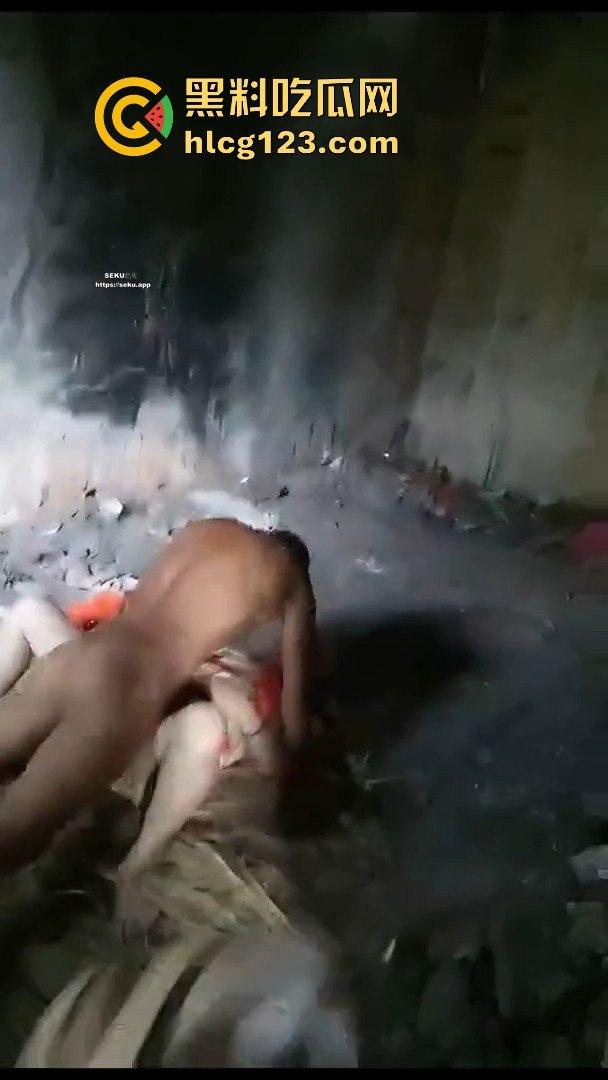 村里来了个黑人，大爷们竟然让痴呆女去陪操！破屋里全程直播，跟看真人重口味A片一样！-11