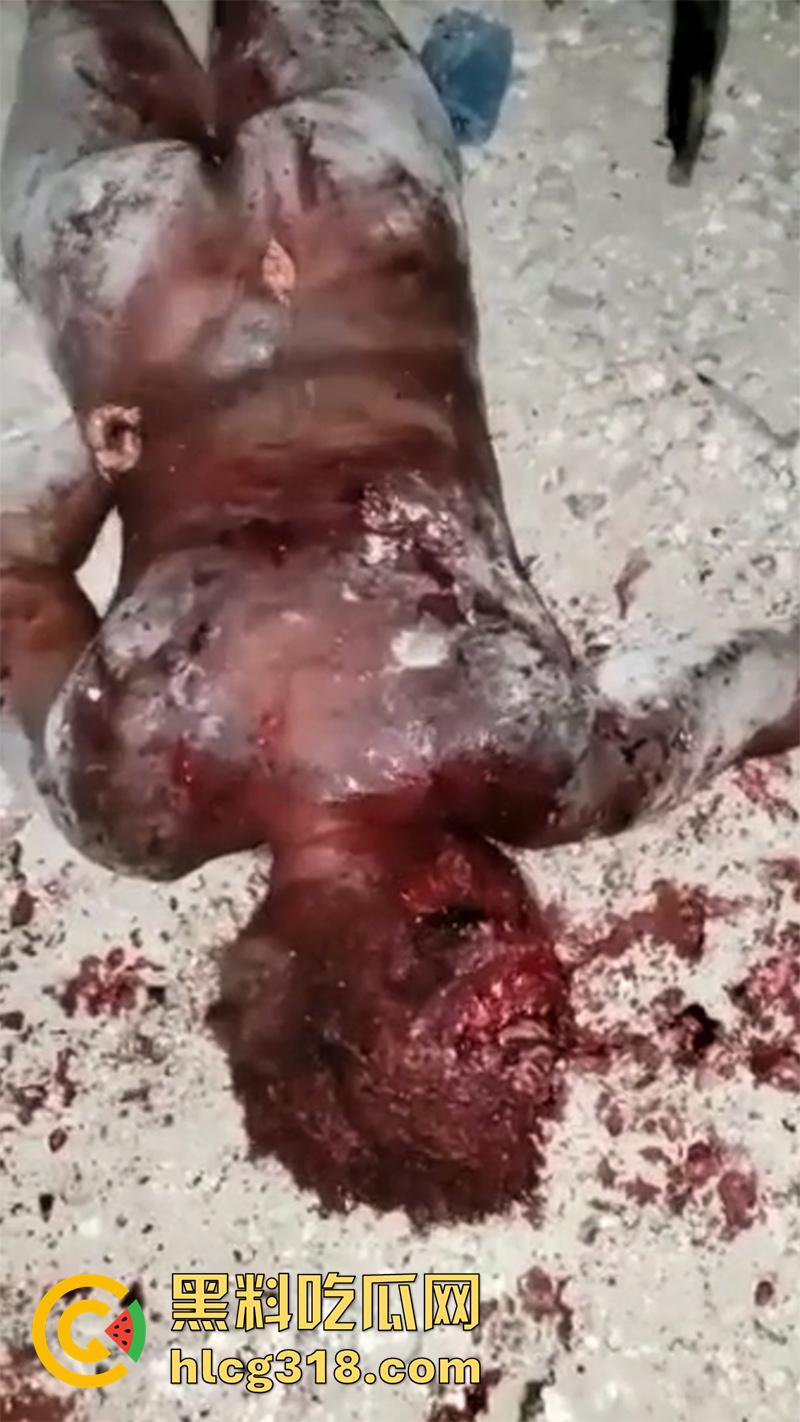 非洲大奶黑妹被砍断双手,棍棒砸扁头杀害后,被一群男子当场分尸割肉,还有人拿棍捅逼,真变态啊!-1