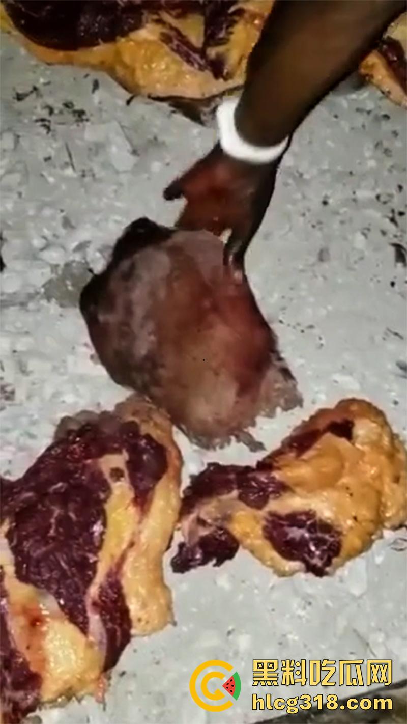 非洲大奶黑妹被砍断双手,棍棒砸扁头杀害后,被一群男子当场分尸割肉,还有人拿棍捅逼,真变态啊!-3