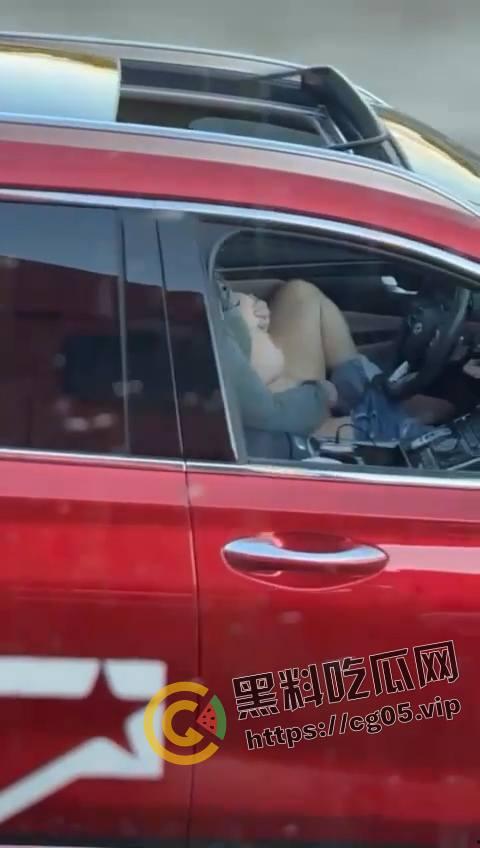 速度与激情！高速上边开车边自慰 不愧是女司机 玩的就是狠活-5