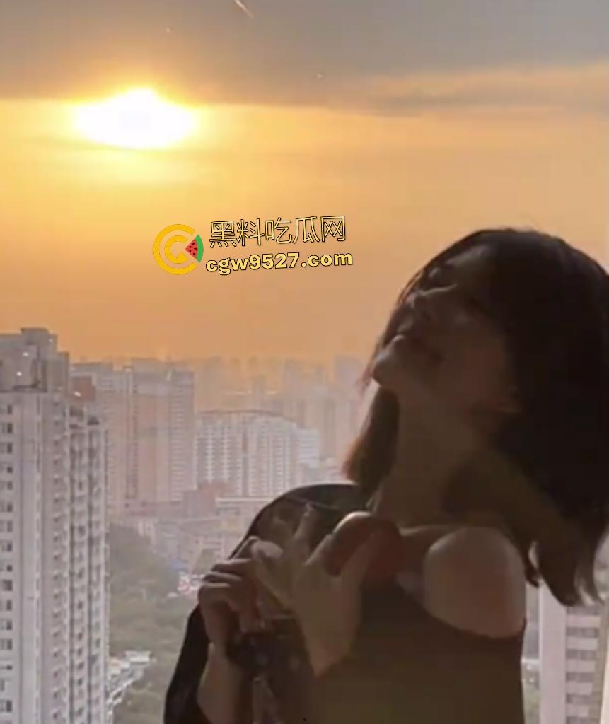 大明星【赵露思】直播扎头发，穿低胸装故意低头，走光露奶，露完后还装不小心，骚货是演不出来的！-2