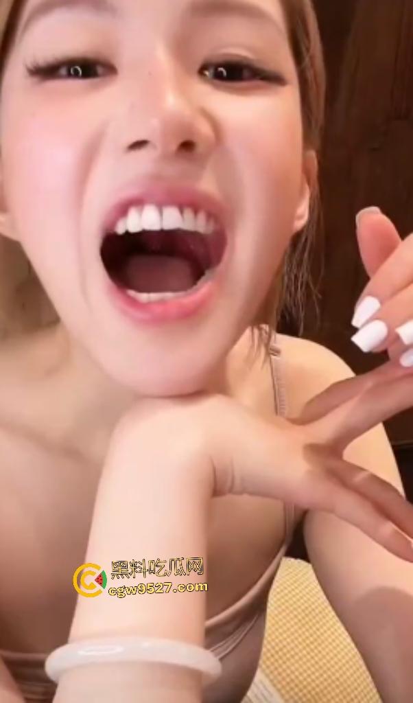 大明星【赵露思】直播扎头发，穿低胸装故意低头，走光露奶，露完后还装不小心，骚货是演不出来的！-6