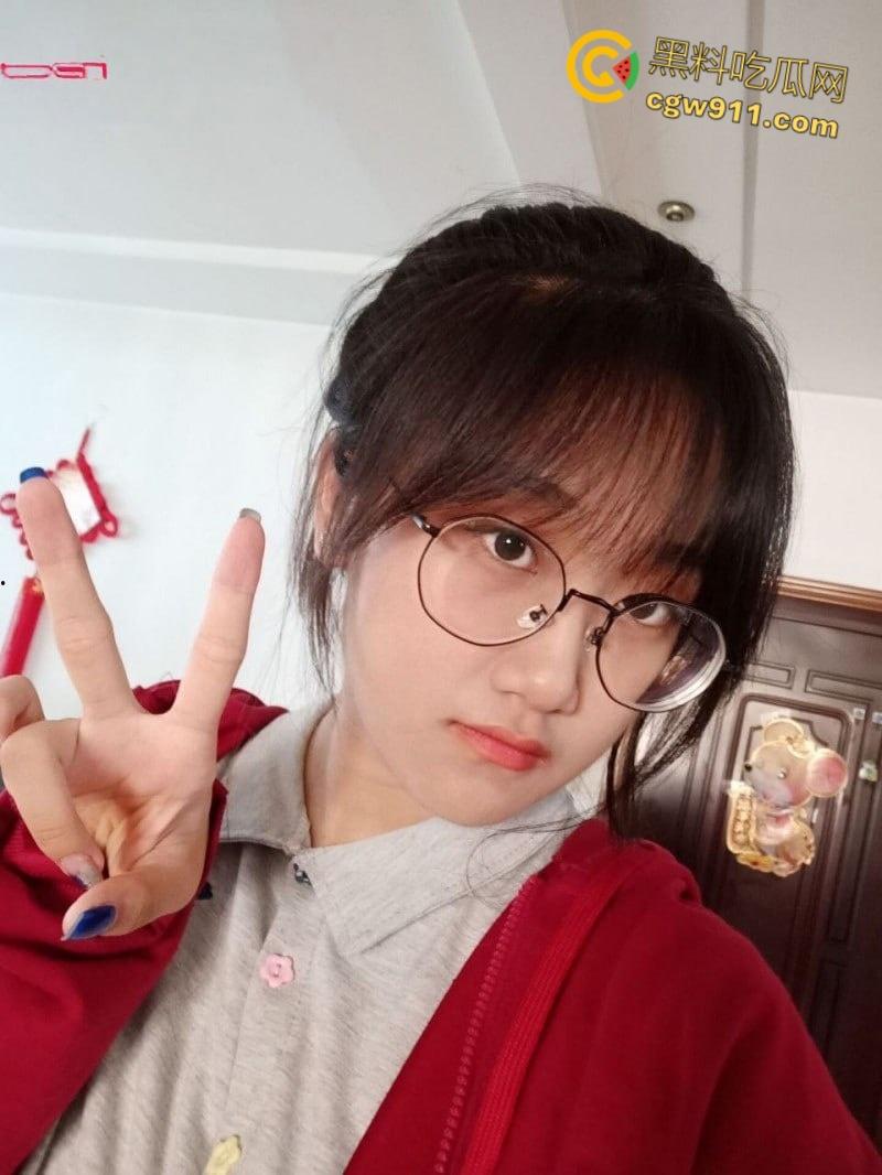 山东科技大学【朱玲慧】， 不雅视频被前男友曝光，清纯校花沦为索精母犬，狗链栓脖狂吞主人生殖器！-1