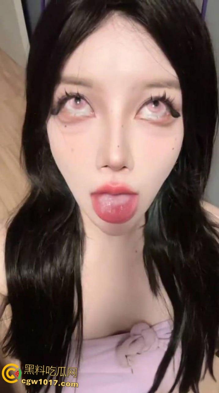 抖音高颜值网红【喵酱】，各种情趣制服狗链缠脖，口交假屌喝奶溢出白浊，淫荡阿黑颜诱惑十足！-2