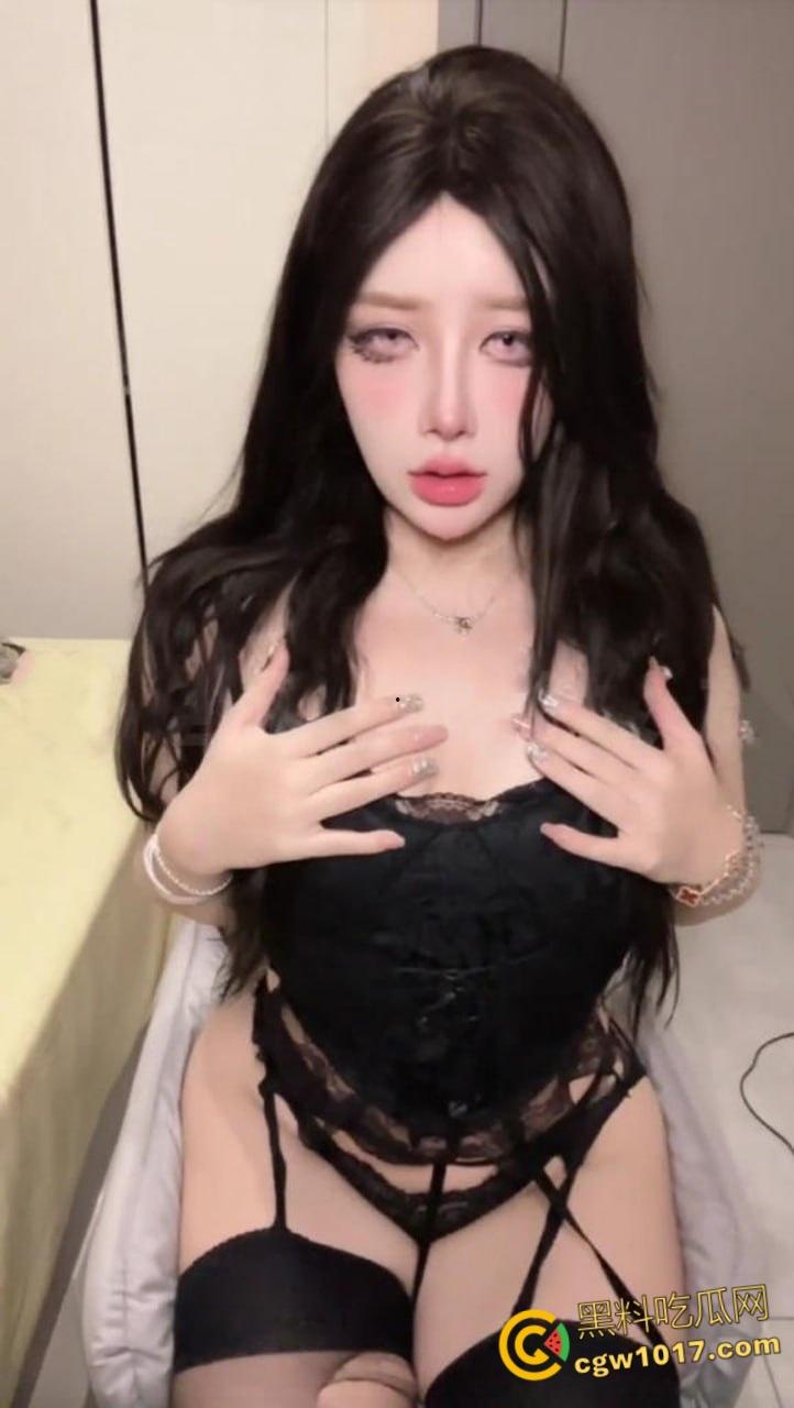 抖音高颜值网红【喵酱】，各种情趣制服狗链缠脖，口交假屌喝奶溢出白浊，淫荡阿黑颜诱惑十足！-4