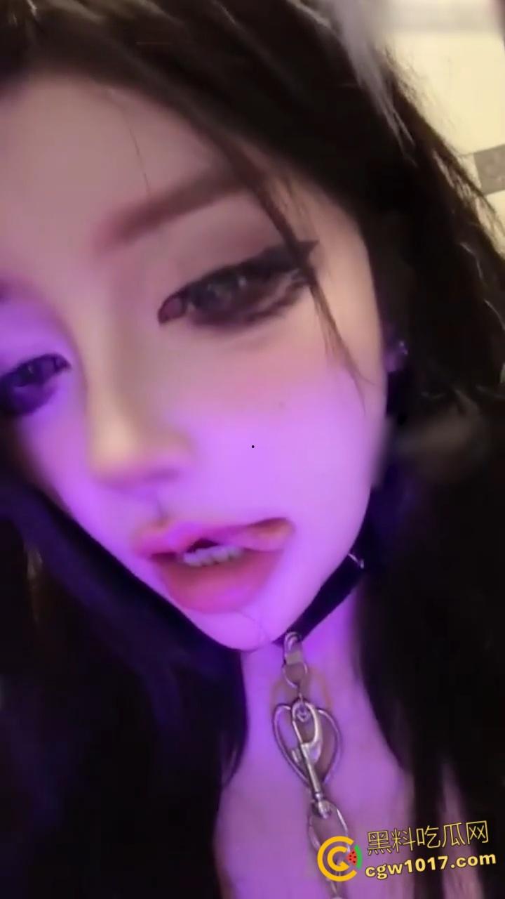 抖音高颜值网红【喵酱】，各种情趣制服狗链缠脖，口交假屌喝奶溢出白浊，淫荡阿黑颜诱惑十足！-5