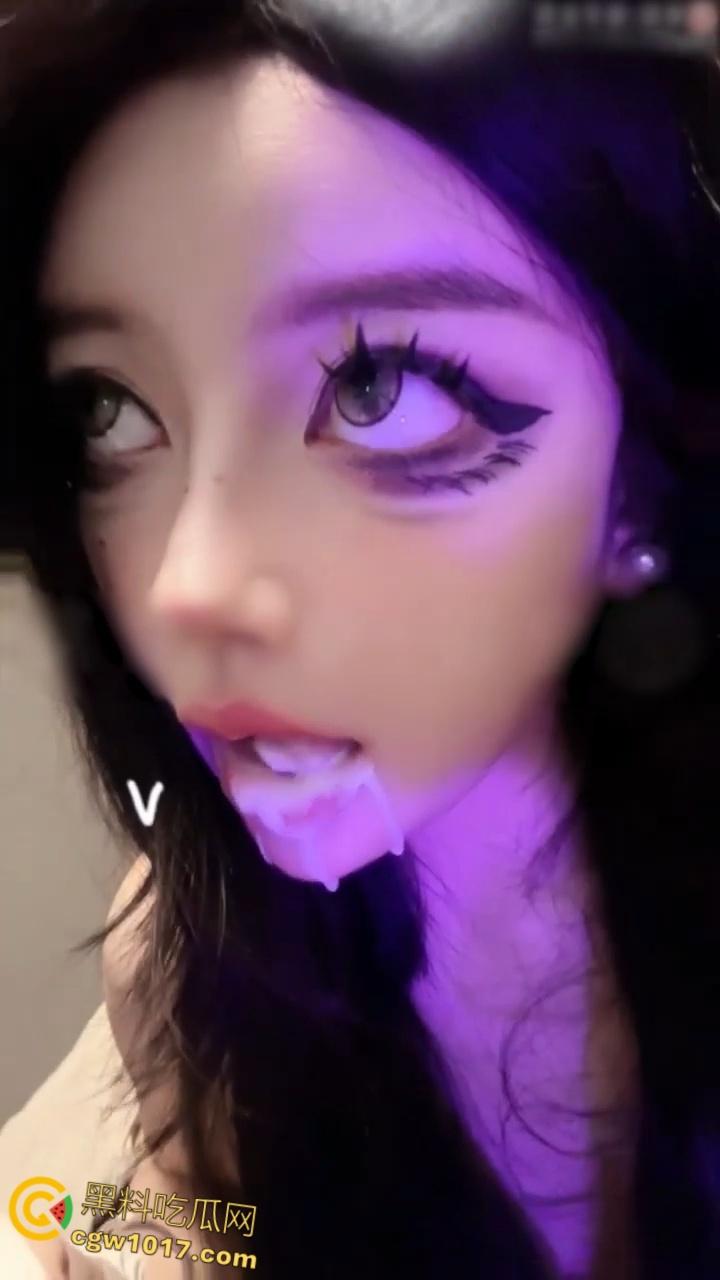 抖音高颜值网红【喵酱】，各种情趣制服狗链缠脖，口交假屌喝奶溢出白浊，淫荡阿黑颜诱惑十足！-6