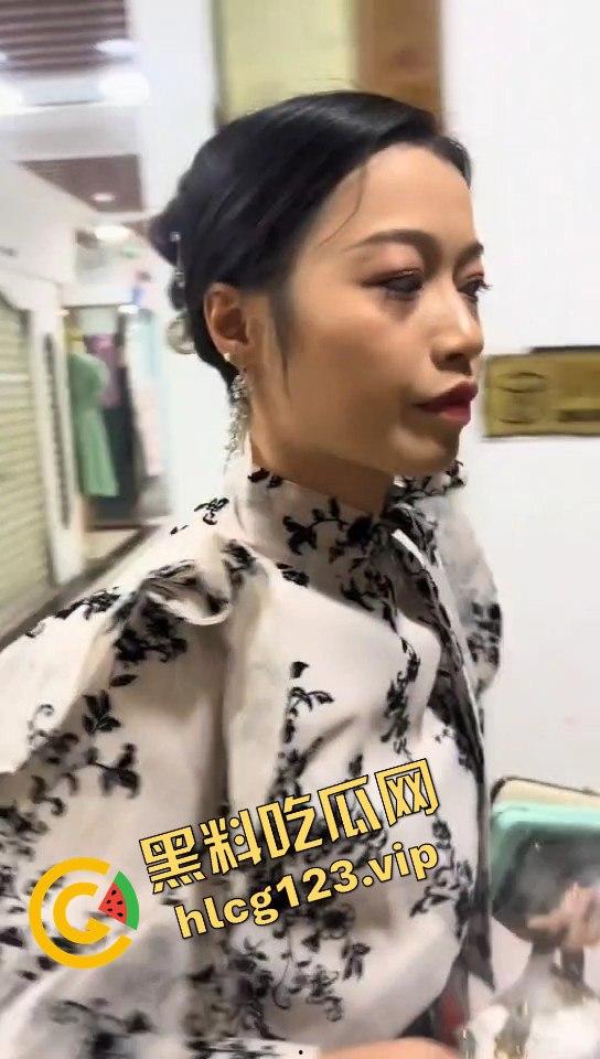 瓜友抓小三现场，广西婊子知三当三！贱人终究逃不过，捉奸现场太文明了？-1