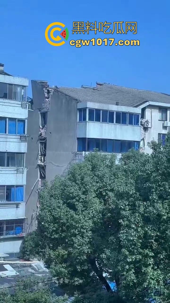 江苏丹阳一小区楼体发生沉降开裂，事故原因正在调查，还好没造成人员伤亡，所有居民已安全撤离！-2