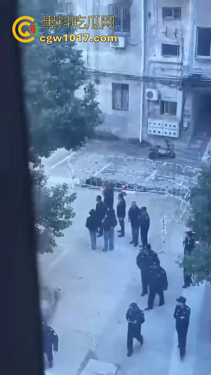 江苏丹阳一小区楼体发生沉降开裂，事故原因正在调查，还好没造成人员伤亡，所有居民已安全撤离！-3