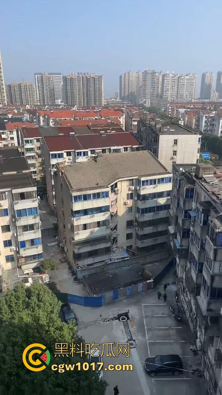 江苏丹阳一小区楼体发生沉降开裂，事故原因正在调查，还好没造成人员伤亡，所有居民已安全撤离！-7