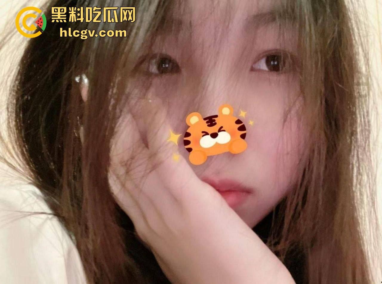 武汉会计学院学妹李婉儿羞涩外表下的反差翻车！自拍掰开粉嫩骚逼，淫水四溢视频外流！-2