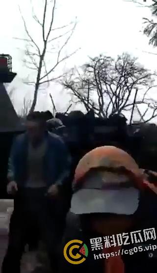 网传河南宁陵清华园学生死亡事件后续 抗议村民遭装甲车进村清算-3