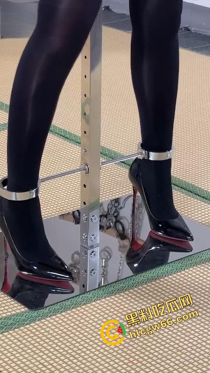 小M骚逼私拍调教流出，偷抠嫩屄被主人当场抓包，手铐吊着狂操浪穴，逼水喷得跟尿崩！-8