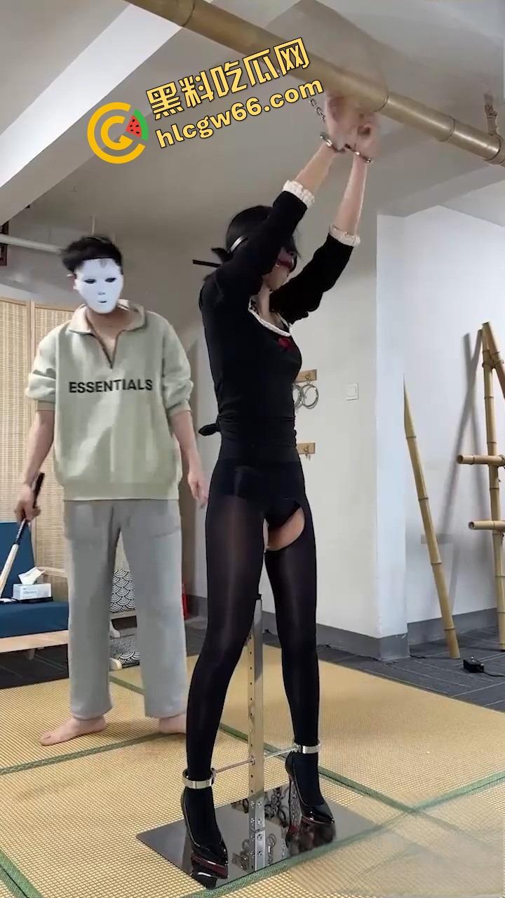 小M骚逼私拍调教流出，偷抠嫩屄被主人当场抓包，手铐吊着狂操浪穴，逼水喷得跟尿崩！-10