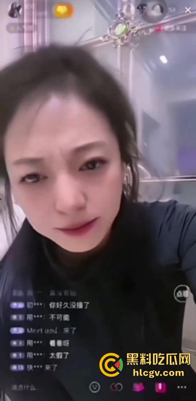 抖音擦边女主播『妮可』直播被粉丝喷假胸怒了！当场脱衣真空自证没有垫东西，结果直播间直接被封！-4