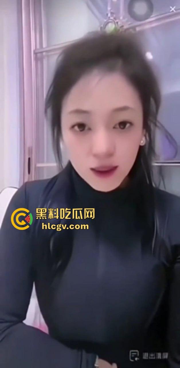 抖音擦边女主播『妮可』直播被粉丝喷假胸怒了！当场脱衣真空自证没有垫东西，结果直播间直接被封！-9