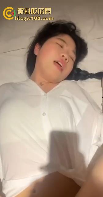 小编推荐!广州大学极品反差少女【吴微】自慰诱惑线下约啪,清纯脸配骚浪身子,真他妈是反差婊中的极品。-18