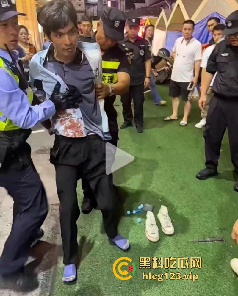 “古有双枪老太婆 现有双刀老太公”上海松江区庙前街沃尔玛商城发生随机砍人事件！目击第一现场！-6