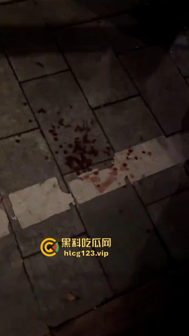 “古有双枪老太婆 现有双刀老太公”上海松江区庙前街沃尔玛商城发生随机砍人事件！目击第一现场！-9