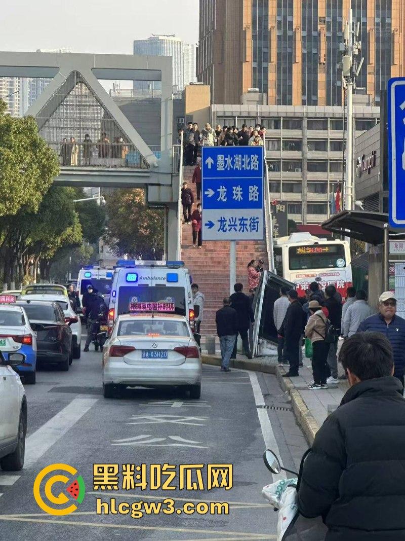 驾驶员突发疾病！武汉一公交车失控致1名行人死亡 现场视频曝光！-3