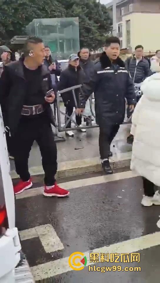 四川宜宾市高铁西站出租车司机开车睡着撞死个人，开车不睡觉睡觉不开车，这刚好到退休的年纪 ！-11