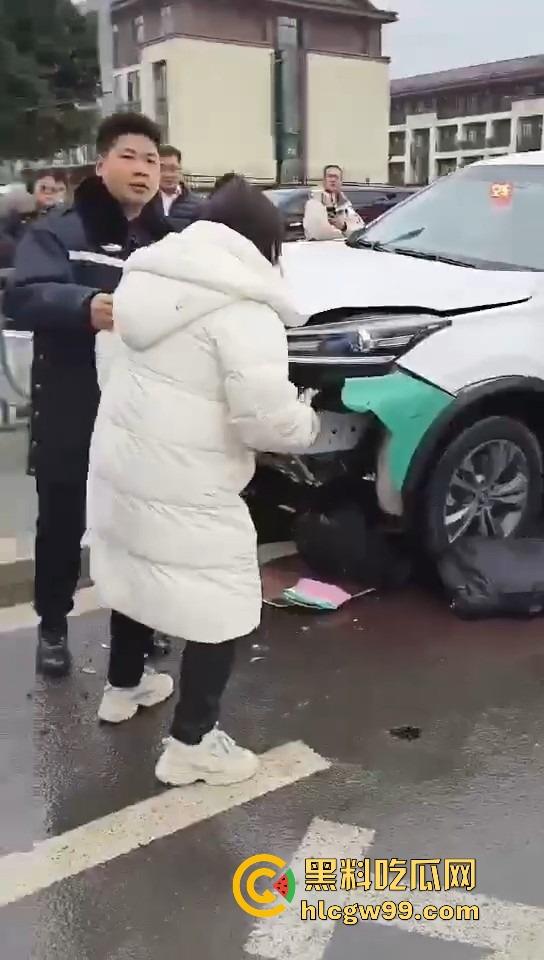 四川宜宾市高铁西站出租车司机开车睡着撞死个人，开车不睡觉睡觉不开车，这刚好到退休的年纪 ！-12