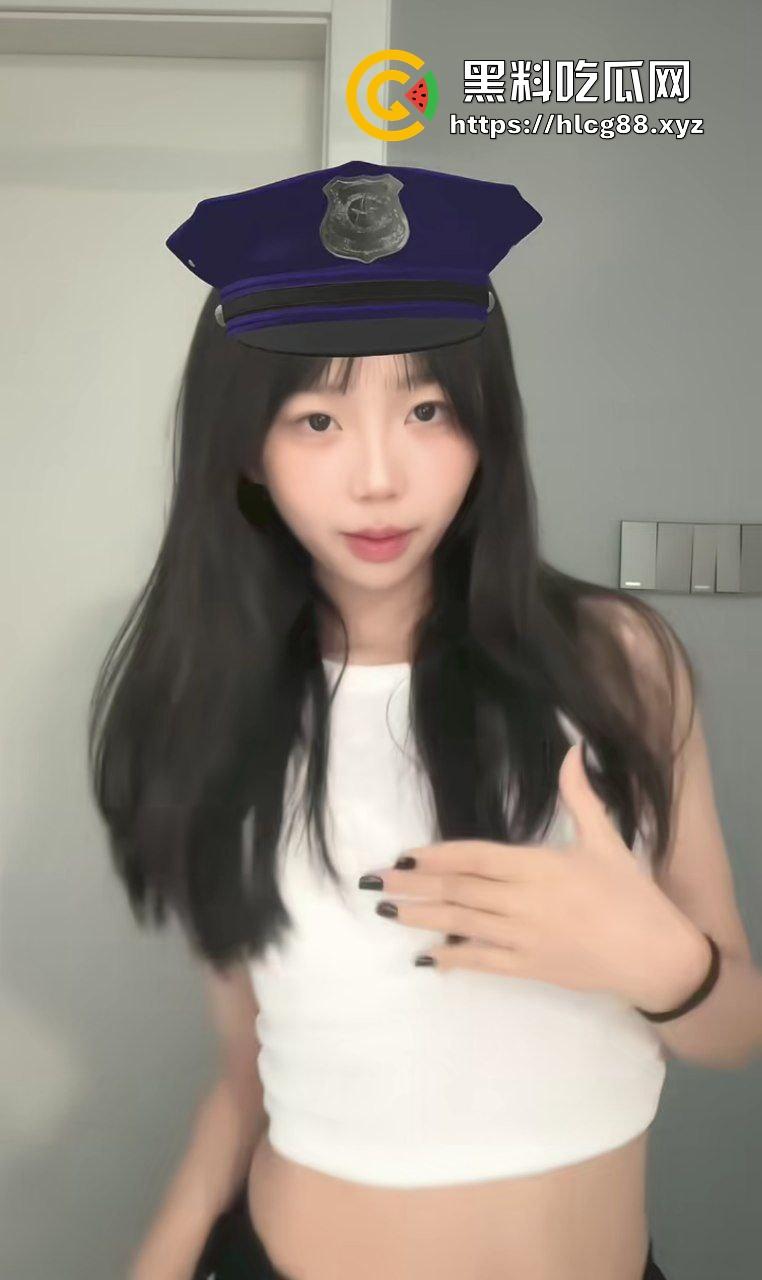 抖音清纯美艳反差婊女网红【我是小希】用骚逼女上位骑乘榨精大哥，怕被曝光还捂脸低头！-4