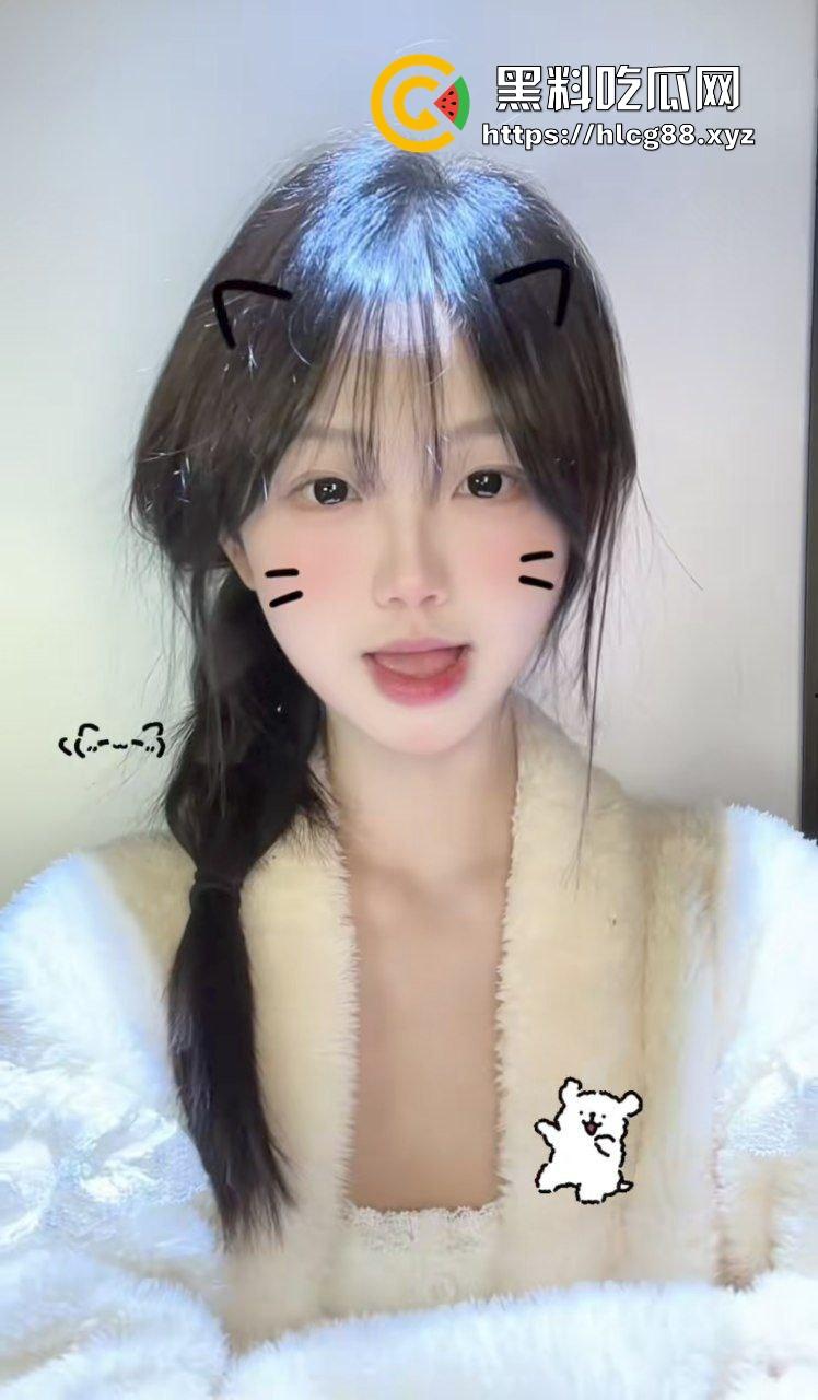 抖音清纯美艳反差婊女网红【我是小希】用骚逼女上位骑乘榨精大哥，怕被曝光还捂脸低头！-5