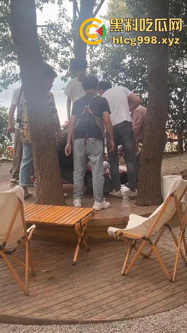 武汉狂躁男东湖发疯，打黑衣男打成筛子，女生鞋子手机丢湖里，差点逼得她跳水自尽！-3