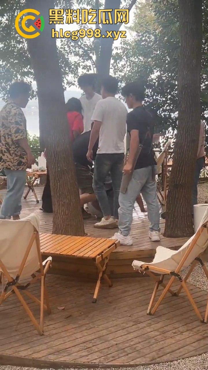 武汉狂躁男东湖发疯，打黑衣男打成筛子，女生鞋子手机丢湖里，差点逼得她跳水自尽！-4