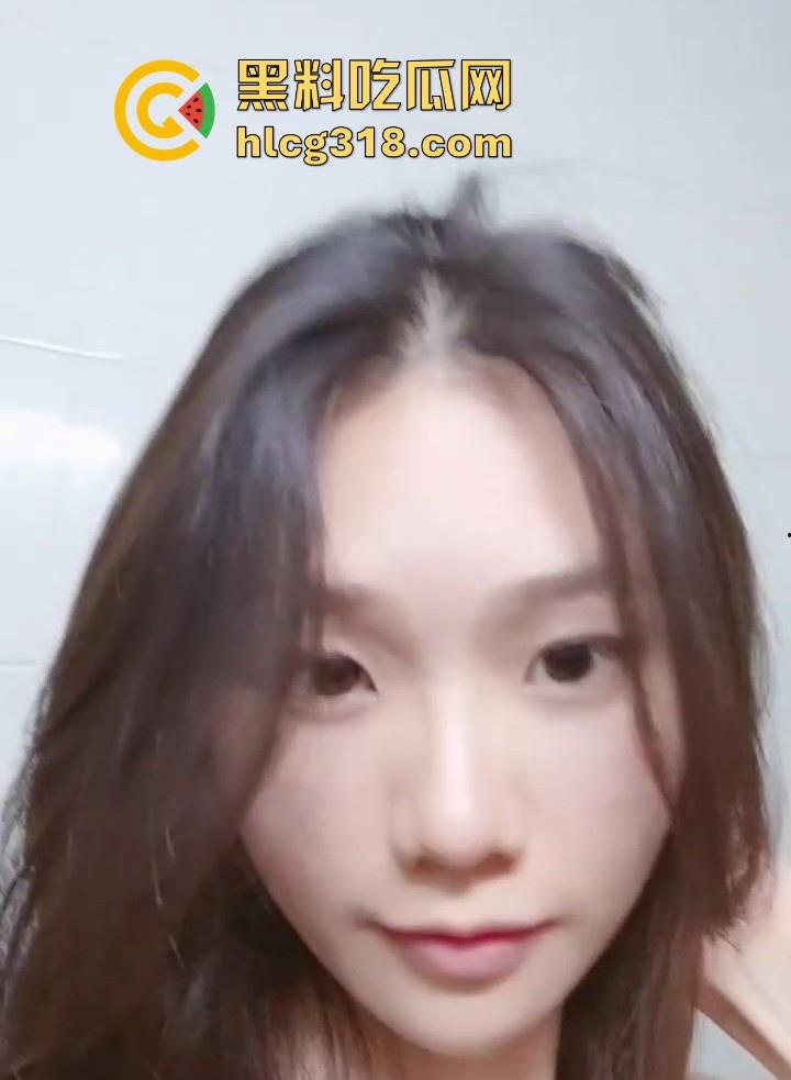 广西清纯反差嫩妹【林萧莹】付费私拍视频流出 全裸挑逗搔首弄姿 把金主爸爸挑逗的前列腺液直流!-1