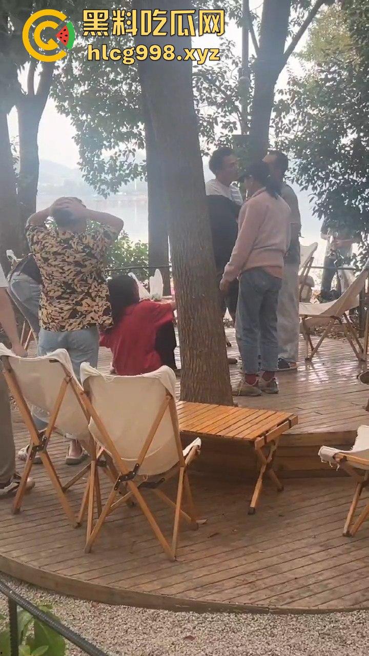 武汉狂躁男东湖发疯，打黑衣男打成筛子，女生鞋子手机丢湖里，差点逼得她跳水自尽！-12