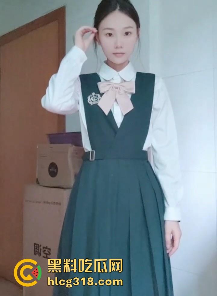 广西清纯反差嫩妹【林萧莹】付费私拍视频流出 全裸挑逗搔首弄姿 把金主爸爸挑逗的前列腺液直流!-7