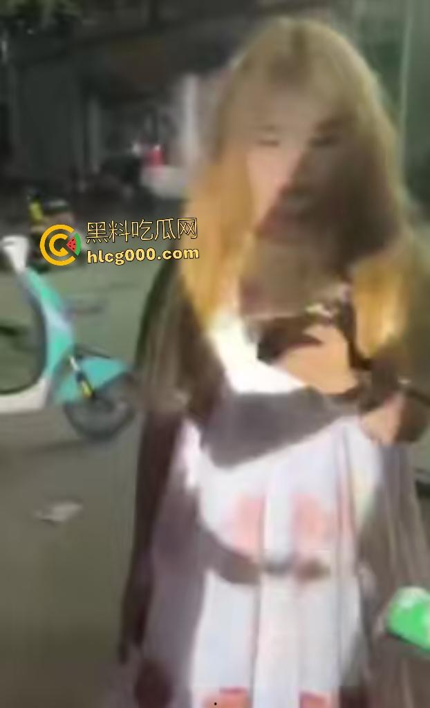精神小伙脚踏两条船，前女友暴揍黄毛现女友，前女友还借钱和车给小伙用，直接欠一屁股债！-4