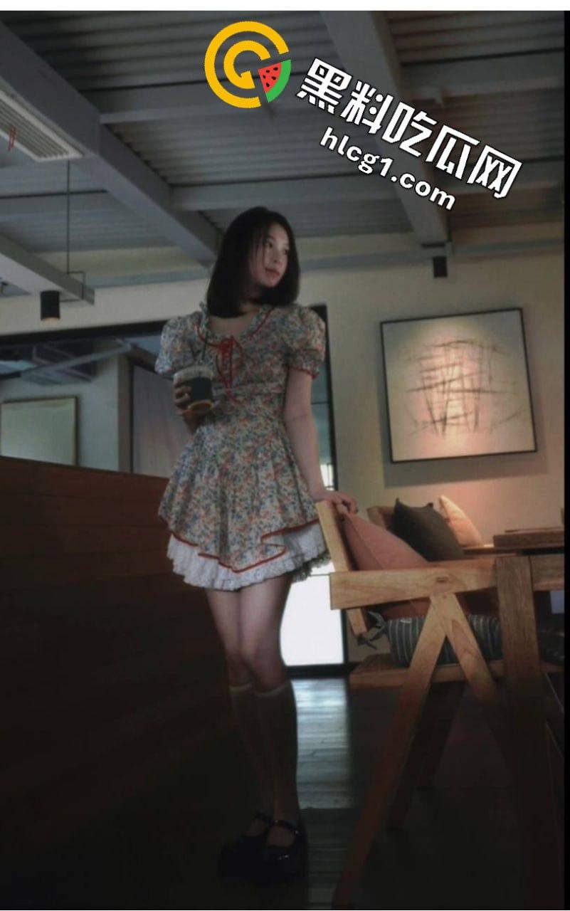 独家爆料！成都理工大学学妹拍私房  摄影师色心渐起叫学妹足交 学妹一脸不情愿 奈何给的太多了-6