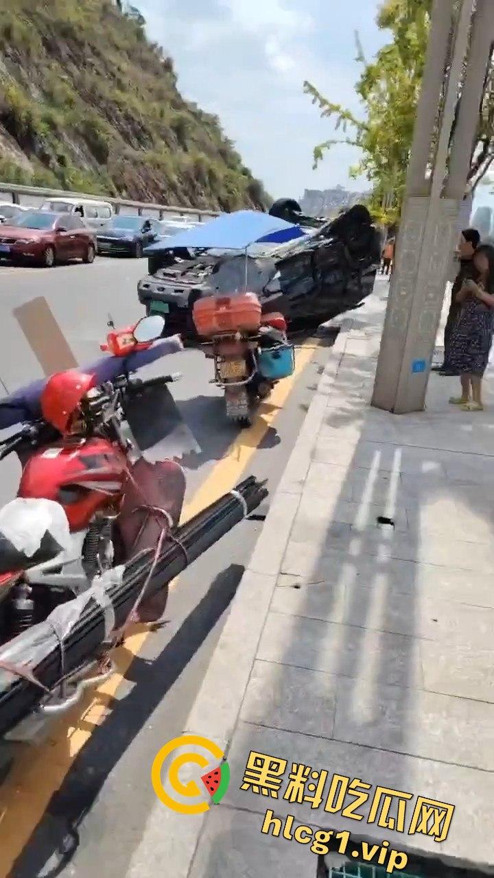 达州车祸五连撞酿惨剧，坦克300被撞翻，电动车司机惨遭碾压-2