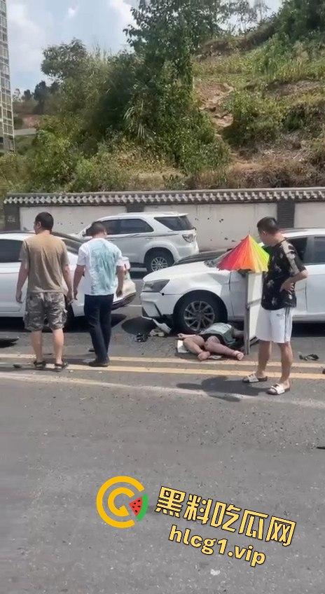 达州车祸五连撞酿惨剧，坦克300被撞翻，电动车司机惨遭碾压-5