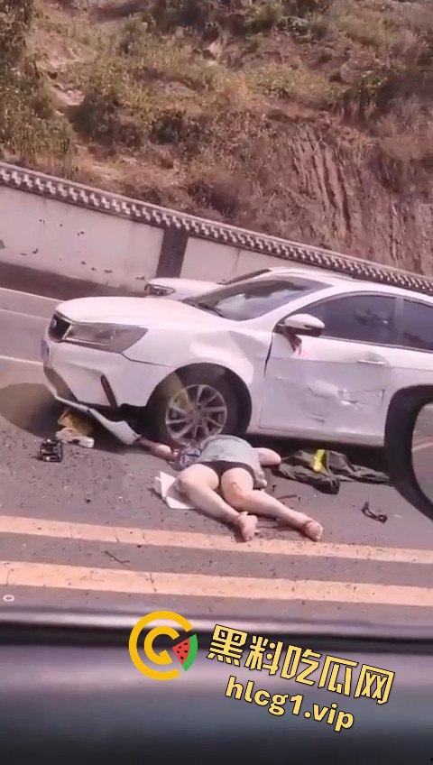 达州车祸五连撞酿惨剧，坦克300被撞翻，电动车司机惨遭碾压-8