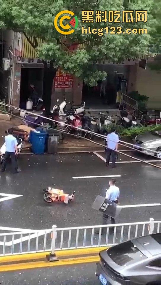 广东汕头男子拎着煤气罐 菜刀向警察行凶！ 疑似精神不正常！-1